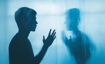 Esto significa hablar solo en voz alta, según la psicología | Psicología