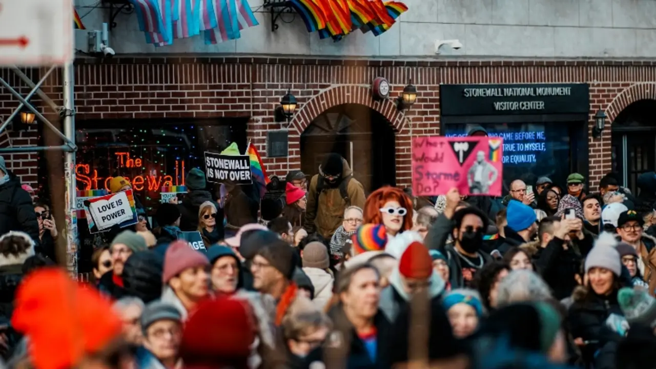 Neoyorquinos devuelven la bandera LGBT a Stonewall después de que el Gobierno de Trump la retirara