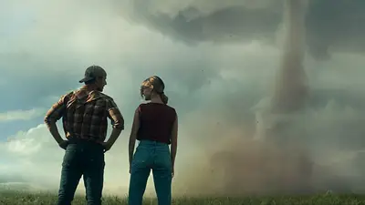 Protagonistas en campo con tornado enfrente Protagonistas en campo con tornado enfrente