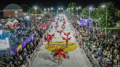Comparsas desfilando en el Carnaval bonaerense ante miles de personas. Comparsas desfilando en el Carnaval bonaerense ante miles de personas.