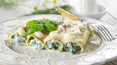 Canelones con salsa bechamel. Canelones con salsa bechamel.