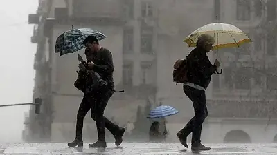 Personas con paraguas bajo la lluvia Personas con paraguas bajo la lluvia