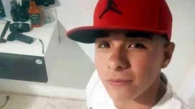 Asesinaron a un joven de 18 años durante el carnaval de Mercedes y su hermano apuntó contra los acusados: "Que paguen" Asesinaron a un joven de 18 años durante el carnaval de Mercedes y su hermano apuntó contra los acusados: "Que paguen"