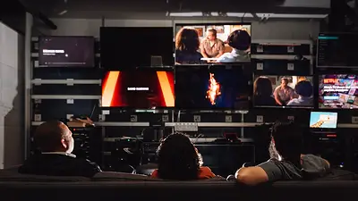 Personas viendo Netflix en varios televisores Personas viendo Netflix en varios televisores