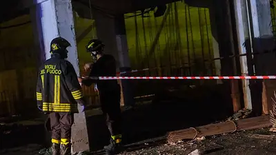 Un incendio destruye el histórico Teatro Sannazaro de Nápoles Un incendio destruye el histórico Teatro Sannazaro de Nápoles