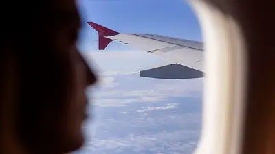 Persona en avión. Persona en avión.