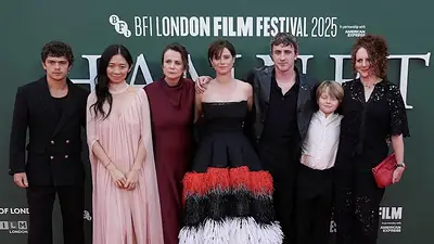 Elenco de Hamnet en alfombra roja Elenco de Hamnet en alfombra roja
