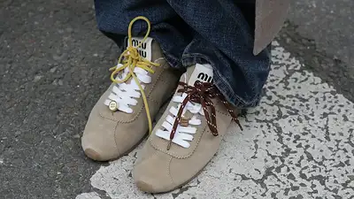 Zapatillas con doble cordón. Zapatillas con doble cordón.