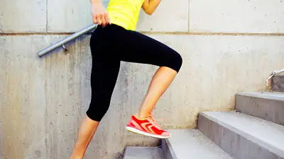 Persona subiendo las escaleras. Persona subiendo las escaleras.