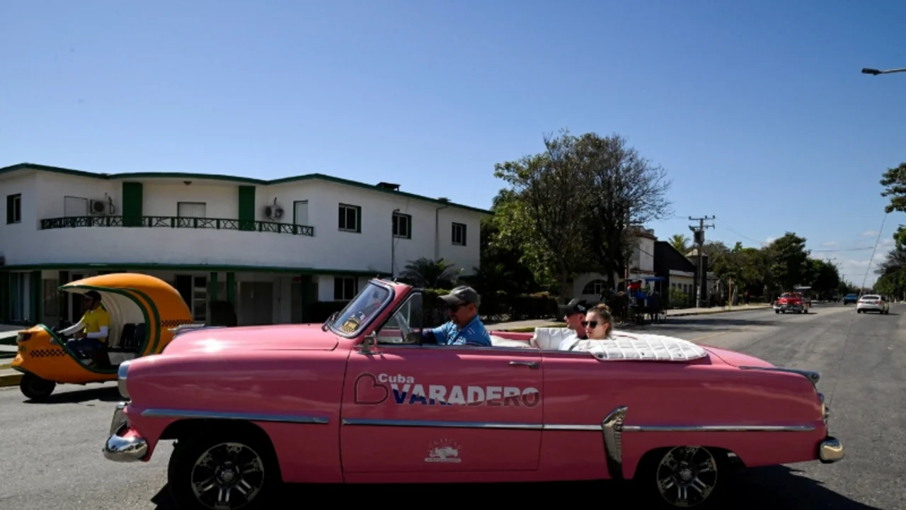 Sol, arena y playas desiertas: el bloqueo petrolero de Trump ahoga el turismo en Cuba