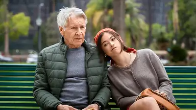 Harrison Ford en serie de Apple, sentado en una banca con chica Harrison Ford en serie de Apple, sentado en una banca con chica