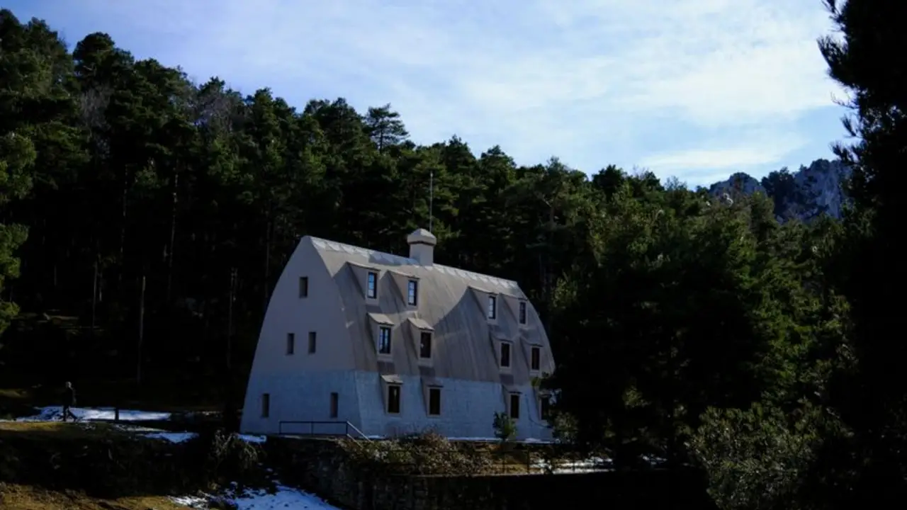 España confirma que Gaudí diseñó un edificio en un bosque remoto