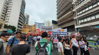 Jornada de tensión: las fuerzas de seguridad buscan impedir cortes en los accesos a CABA Jornada de tensión: las fuerzas de seguridad buscan impedir cortes en los accesos a CABA