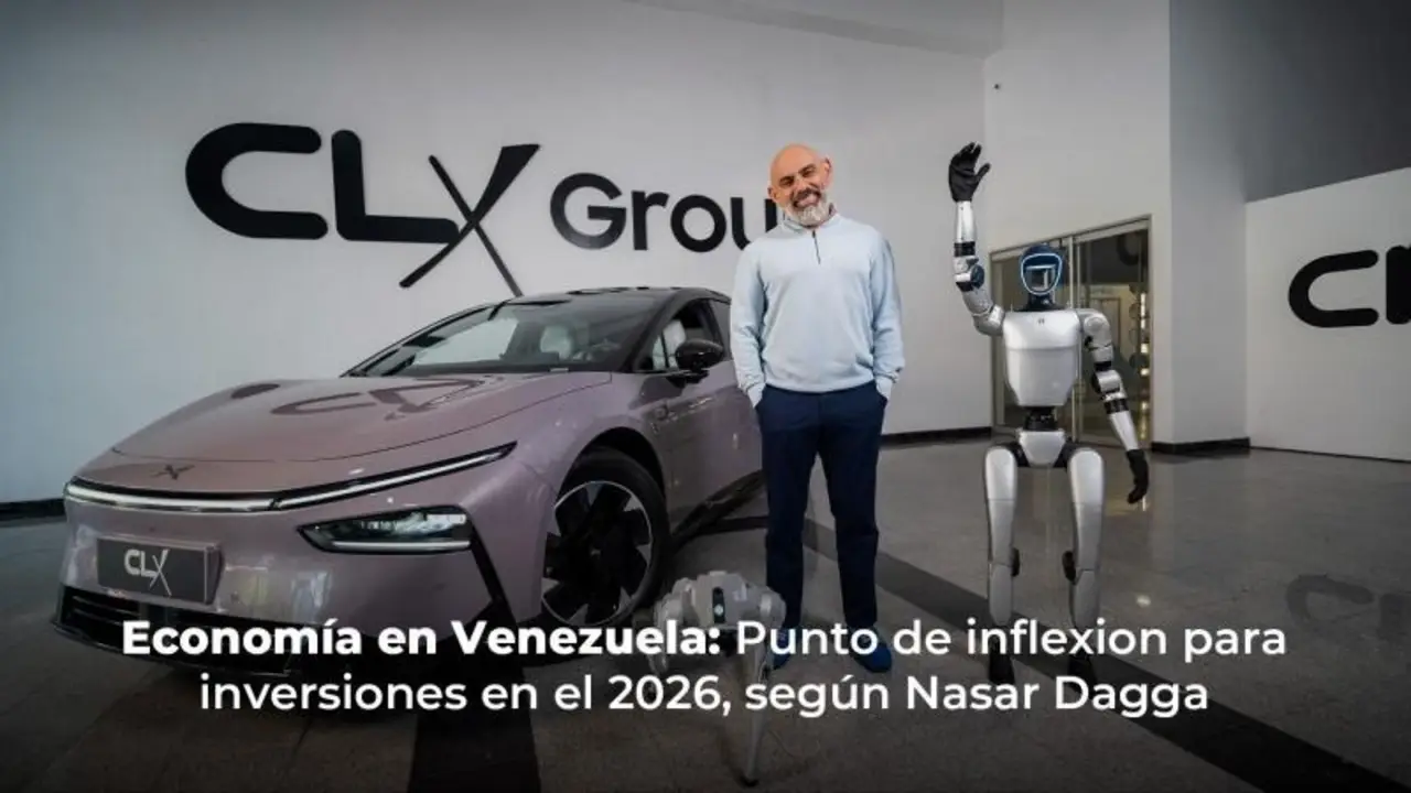 Nasar Dagga junto a vehículo y robot en showroom tecnológico en Venezuela