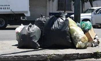 Tiró unas botas por error y en su interior había un millón de pesos | Virales