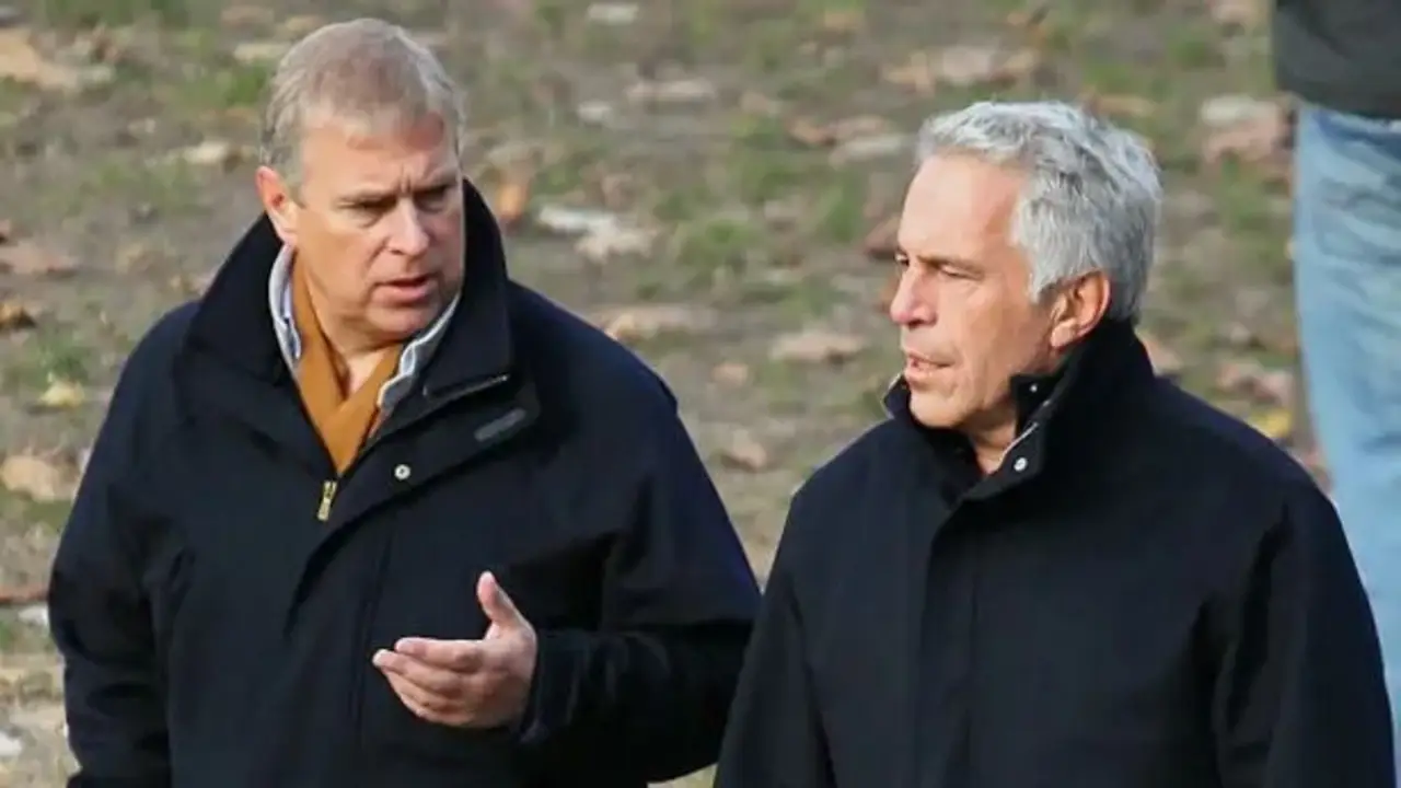 Caso Epstein: aparecen más fotos comprometedoras del ex príncipe Andrés junto a un niño