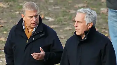 Caso Epstein: aparecen más fotos comprometedoras del ex príncipe Andrés junto a un niño Caso Epstein: aparecen más fotos comprometedoras del ex príncipe Andrés junto a un niño