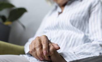 Un especialista confirmó cuál es el primer síntoma detectable del Parkinson | Salud