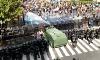 La policía motorizada sale de cacería contra los manifestantes en el Congreso | Reforma laboral 