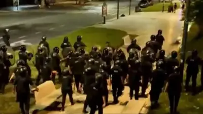 A la medianoche, la policía avanzó frente al Congreso mientras se debatía la reforma laboral A la medianoche, la policía avanzó frente al Congreso mientras se debatía la reforma laboral