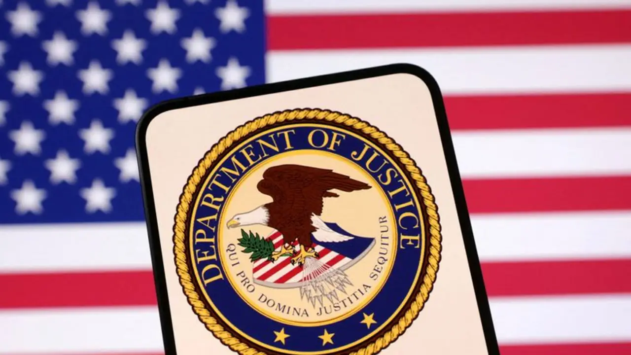 Trump deja huella en el Departamento de Justicia: pancarta y remodelación institucional