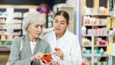 Jubilada en la farmacia. Jubilada en la farmacia.