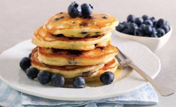 Receta de pancakes esponjosos de yogur y arándanos | Recetas de cocina