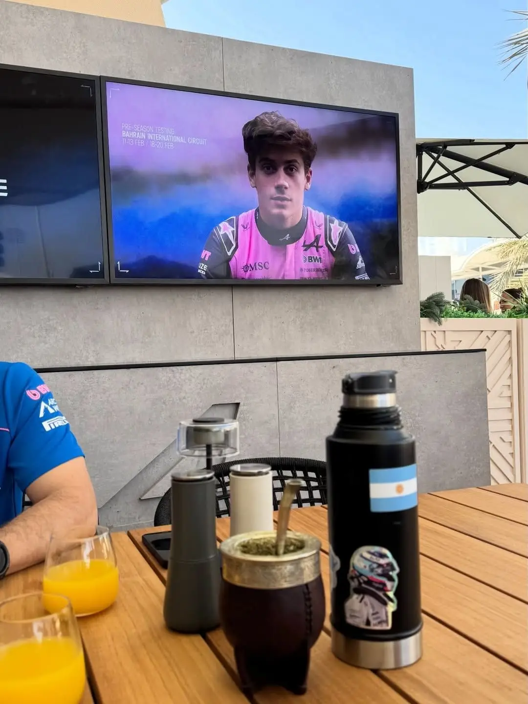 Foto del termo de Franco Colapinto y su equipo de mate.