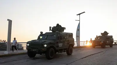 Muerte de un narcotraficante mexicano desata ataques de venganza; vehículos y negocios incendiados, carreteras bloqueadas Muerte de un narcotraficante mexicano desata ataques de venganza; vehículos y negocios incendiados, carreteras bloqueadas