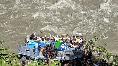 Diecinueve fallecidos en un accidente de autobús en Nepal Diecinueve fallecidos en un accidente de autobús en Nepal