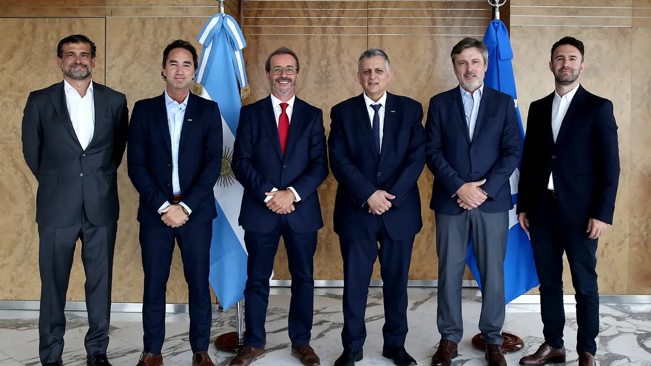 Ejecutivos de Santander y YPF en la presentación de la alianza digital.