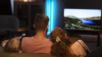 Familia ve al televisor Familia ve al televisor