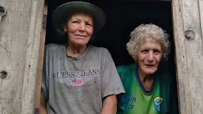Hermanas brasileñas viven en bosque. Hermanas brasileñas viven en bosque.
