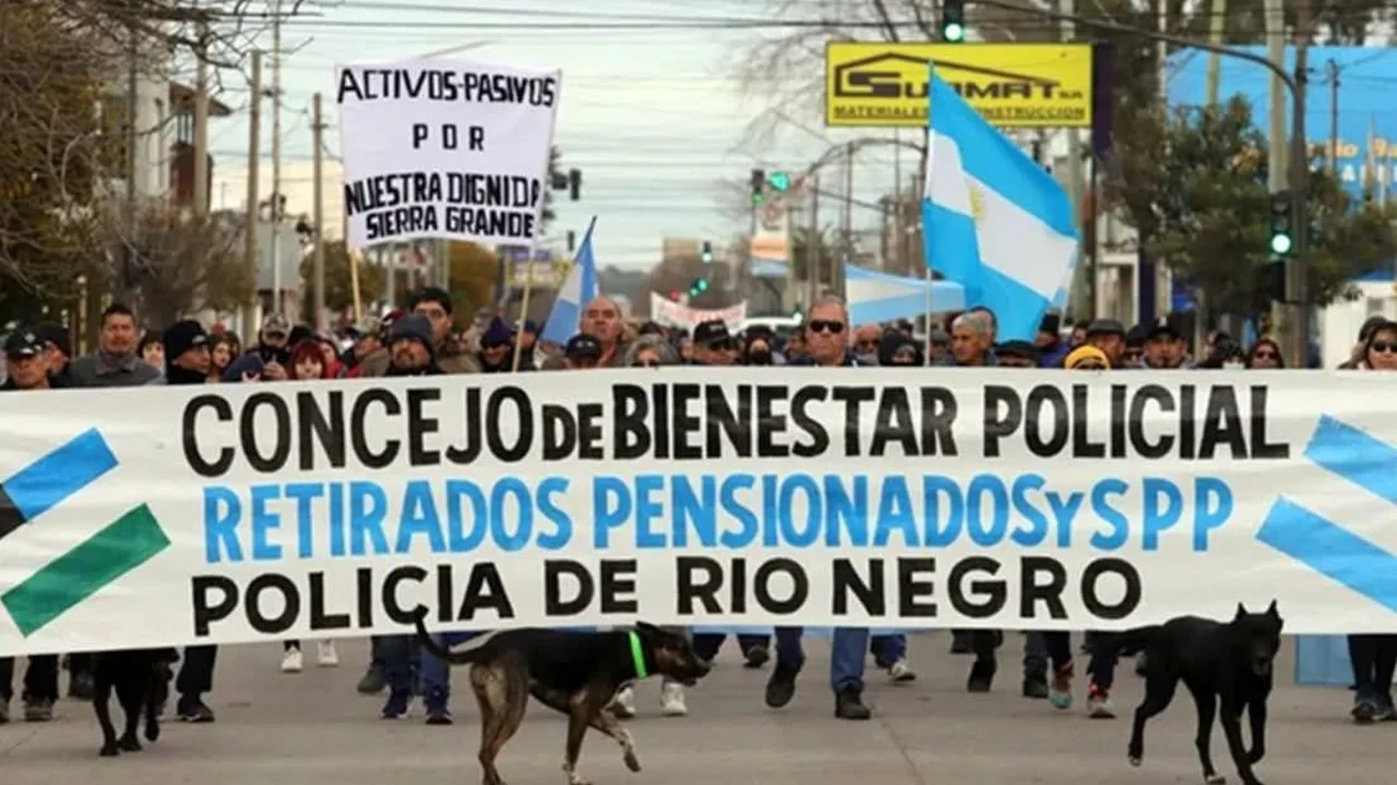 Con un salario básico de $55 mil, la Policía de Río Negro acampa contra el gobernador Alberto Weretilneck