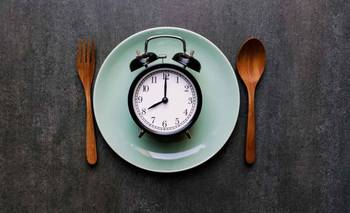 La hora en la que cenás puede dañar la salud de tu corazón | Salud