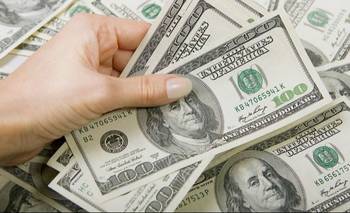 El dólar oficial subió 10 pesos y cerró a $ 1.400 | Dólar