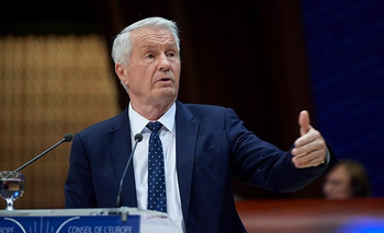 Un ex premier noruego fue internado por "estrés" tras aparecer en los archivos Epstein | Red de explotación sexual