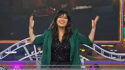 Figura de El Nueve le lanza un dardo letal a Edith Hermida. Figura de El Nueve le lanza un dardo letal a Edith Hermida.