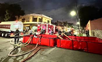 Incendio en una fábrica textil de Valentín Alsina: trabajaron 18 dotaciones de bomberos  | Operativo nocturno