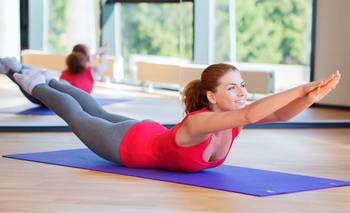 Rutina de yoga para enderezar la columna y mejorar la postura | Salud