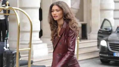 Zendaya con trench coat. Zendaya con trench coat.