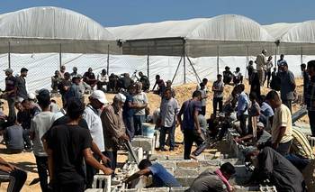 Miles de palestinos desplazados por Israel en Gaza tienen que vivir en cementerios | Franja de gaza