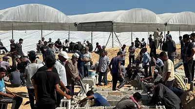Miles de palestinos desplazados por los ataques israelíes en Gaza tienen que vivir en cementerios Miles de palestinos desplazados por los ataques israelíes en Gaza tienen que vivir en cementerios