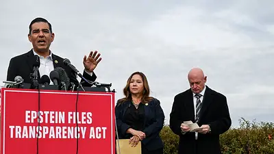 Un diputado demócrata acusa al Departamento de Justicia de retener documentos sobre Trump y Epstein Un diputado demócrata acusa al Departamento de Justicia de retener documentos sobre Trump y Epstein