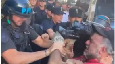 Abren sumario al policía que detuvo a un camarógrafo y Bullrich se desliga del operativo Abren sumario al policía que detuvo a un camarógrafo y Bullrich se desliga del operativo