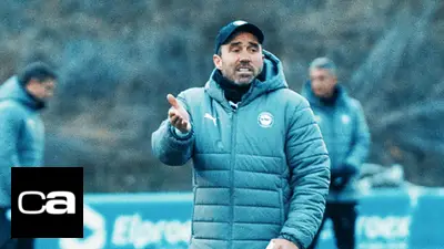 Eduardo Coudet con el Alavés en una práctica. Eduardo Coudet con el Alavés en una práctica.