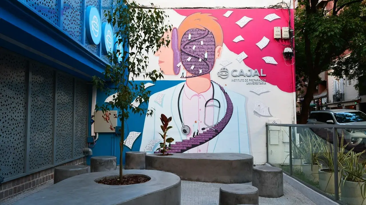 Mural institucional de Cajal relacionado con la preparación para el ingreso a Medicina