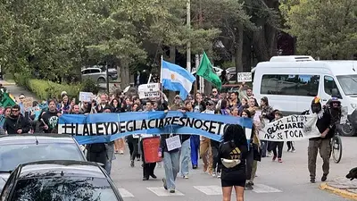 Protestas en Santa Cruz contra la reforma de la Ley de Glaciares de Milei Protestas en Santa Cruz contra la reforma de la Ley de Glaciares de Milei