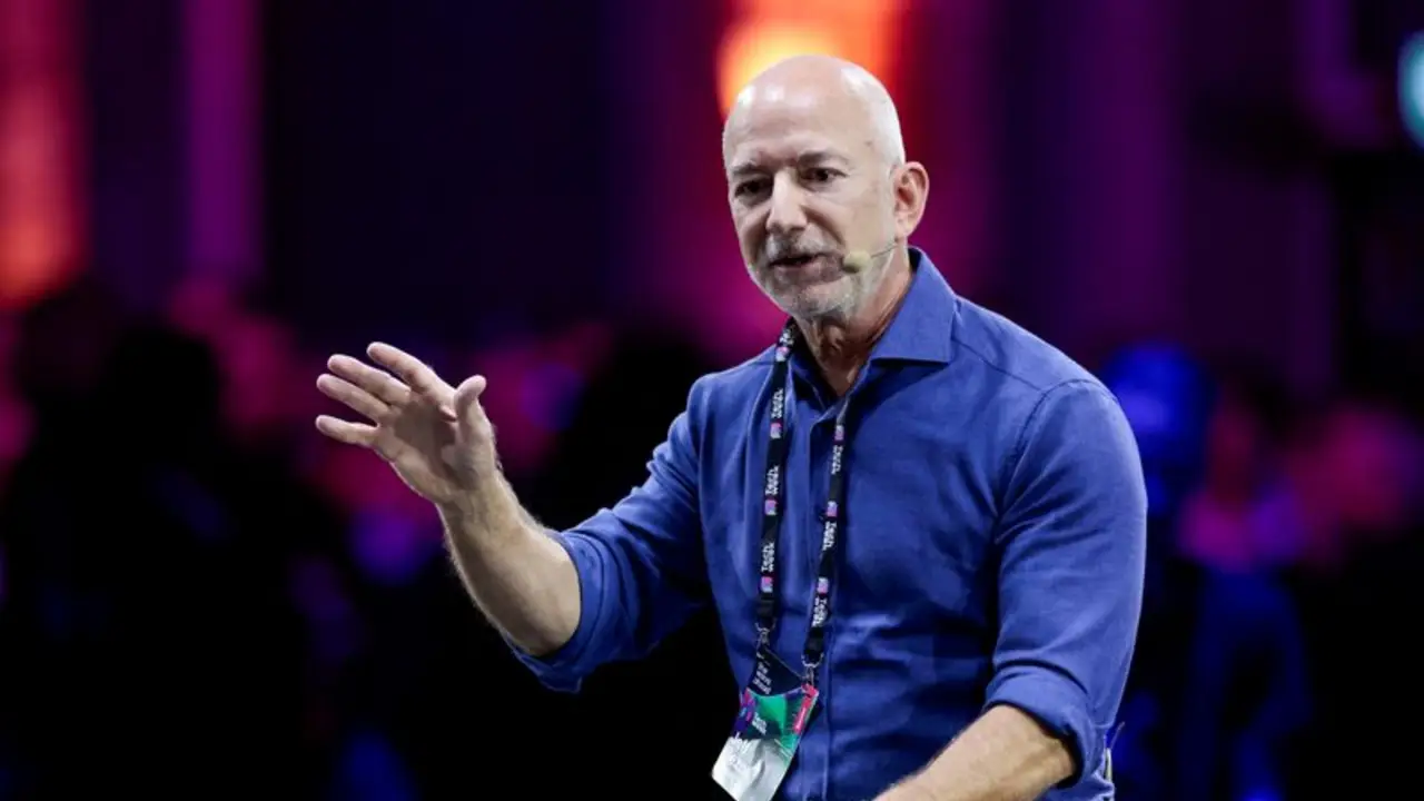 El laboratorio de IA de Jeff Bezos busca acuerdos en el sector industrial, según el FT