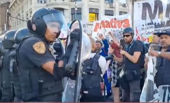 La Policía reprimió a trabajadores despedidos que cortaron la 9 de julio | Represión 